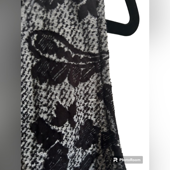 Gently worn Old Navy Peplum top with zipper detail on back - Picture 4 of 4